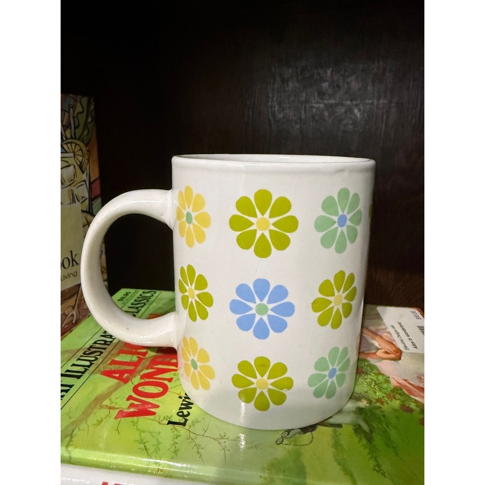 vintage daisy glass mug 1970s flower power pattern in green, blue, and yellow